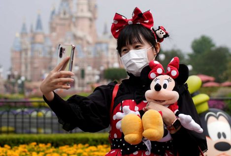 Disney reabre en Shangái el primer parque de atracciones tras tres meses cerrado