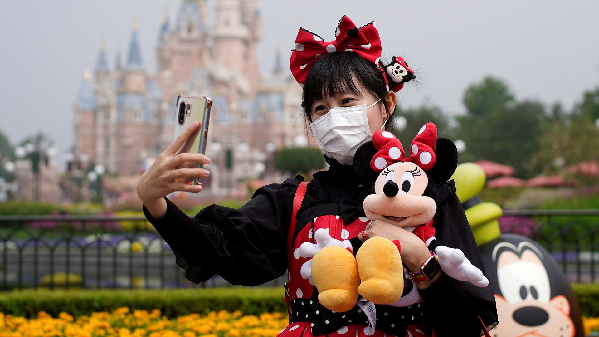 Disney reabre en Shangái el primer parque de atracciones tras tres meses cerrado