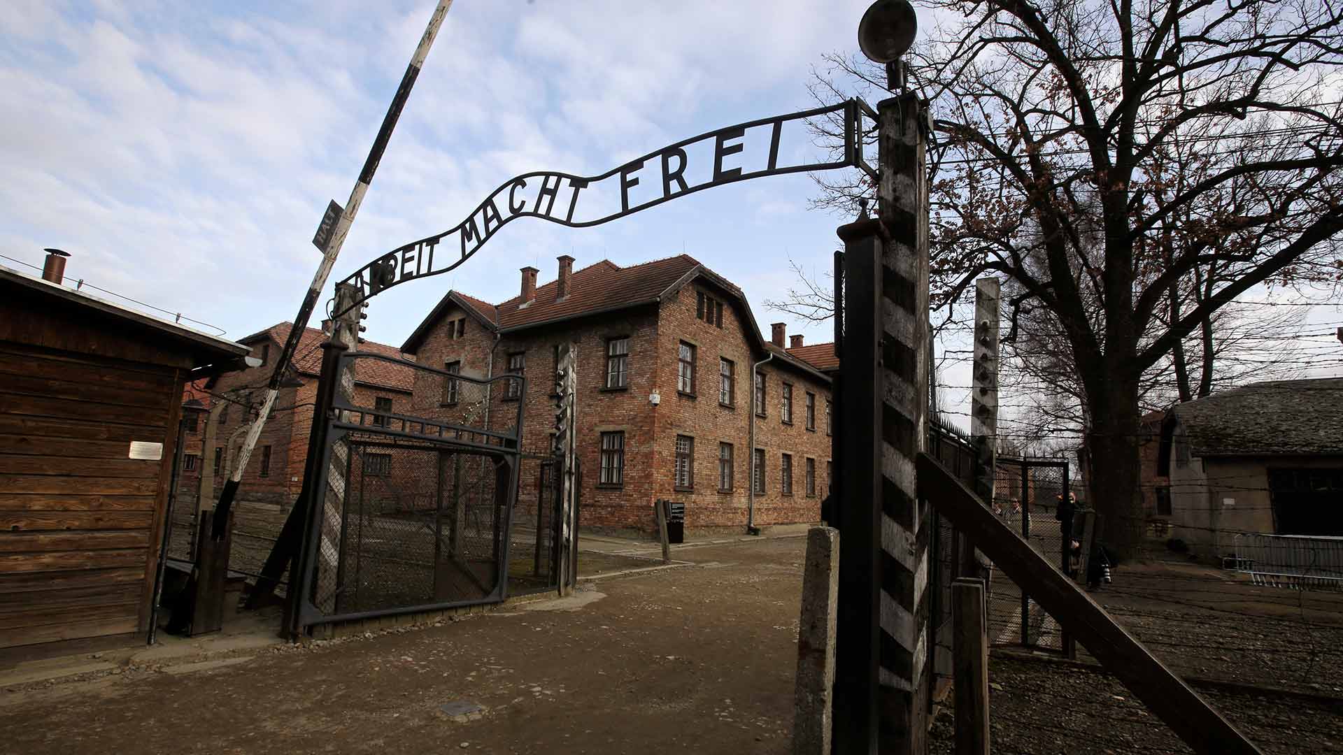 Hallados en el campo de concentración de Auschwitz objetos escondidos por prisioneros