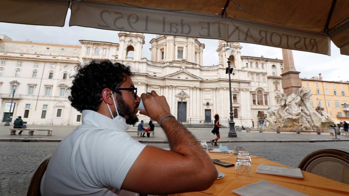 Italia reabre comercios, playas y restaurantes y permite el libre movimiento en la región