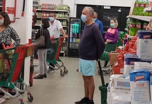La foto del presidente de Portugal haciendo la compra que se ha hecho viral en España