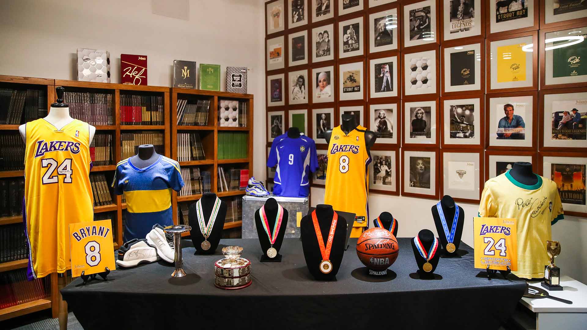 Las huellas de Kobe Bryant, unas zapatillas y otros objetos, subastados por más de 200.000 dólares