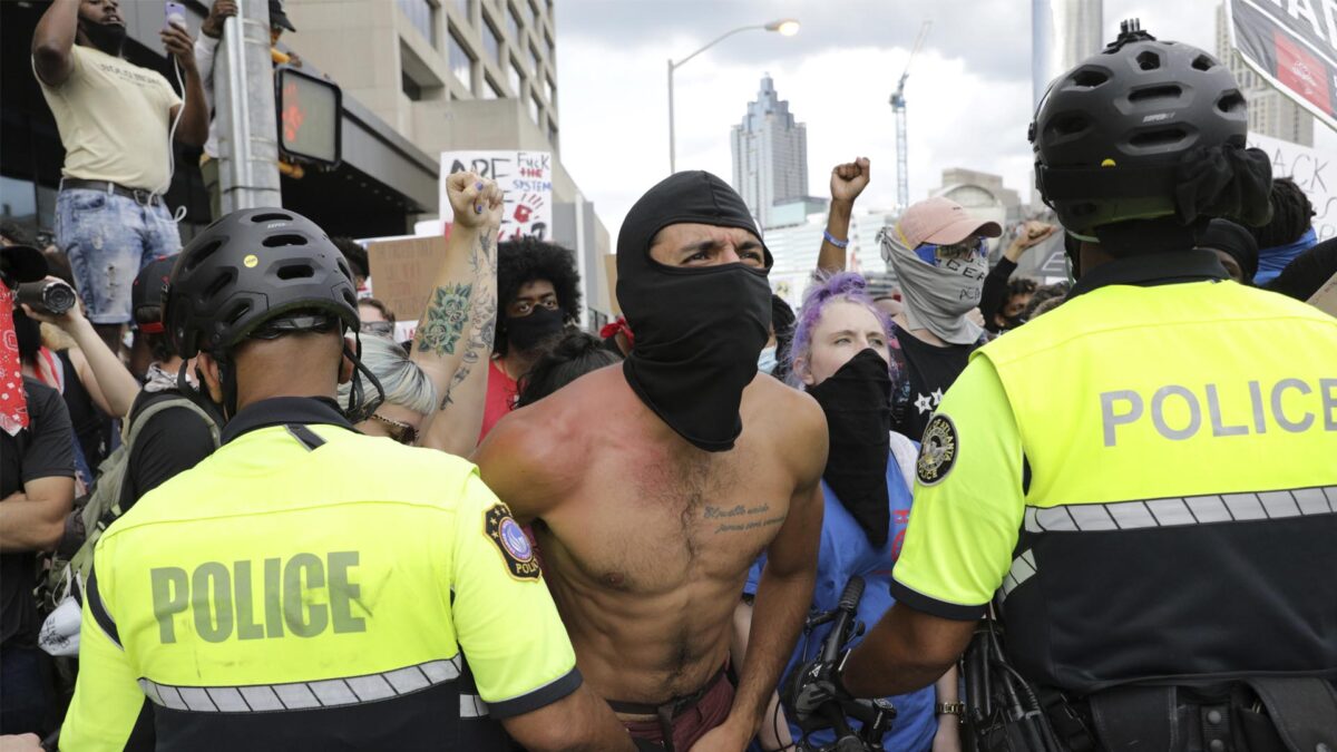 Las protestas y los disturbios por la muerte de George Floyd se extienden por todo EEUU