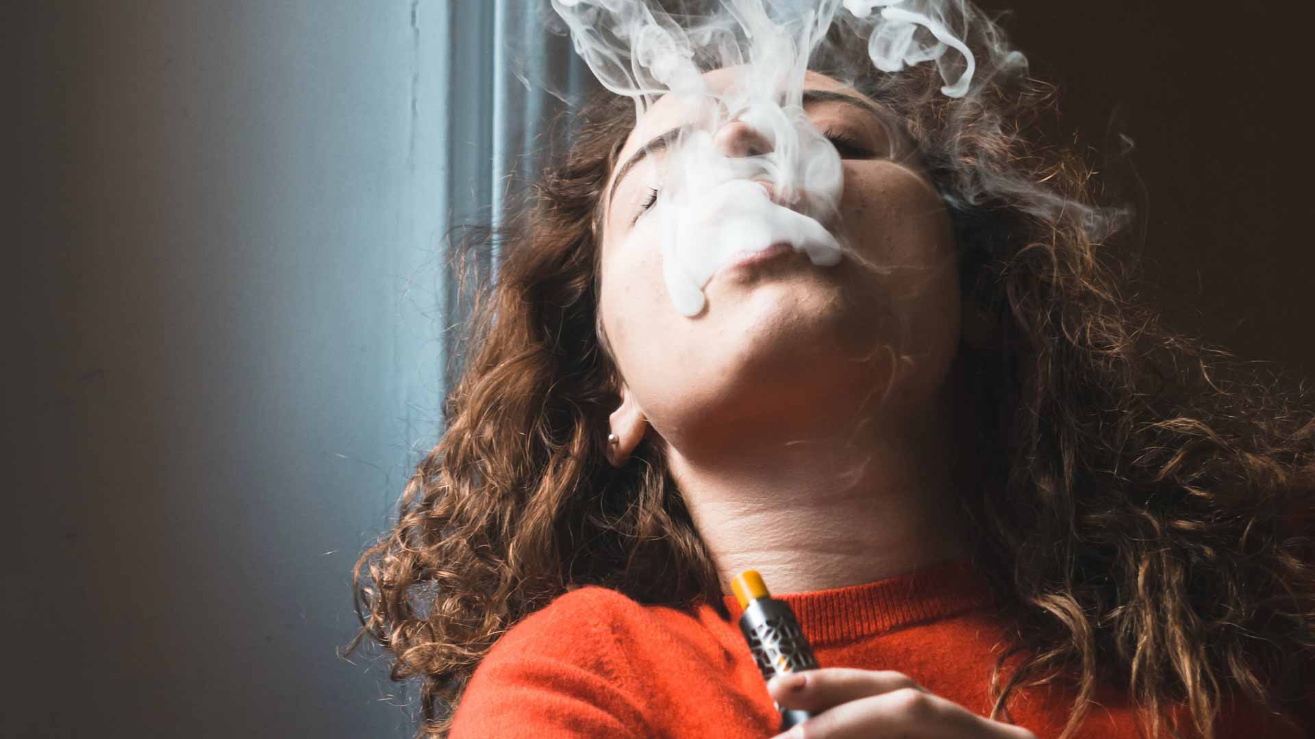 Los efectos del humo de tercera mano en los hogares con fumadores
