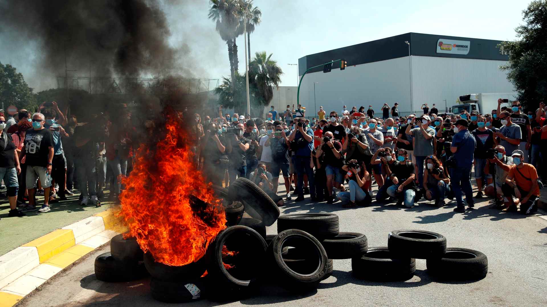 Los empleados de Nissan en Barcelona se movilizan y queman neumáticos en señal de protesta