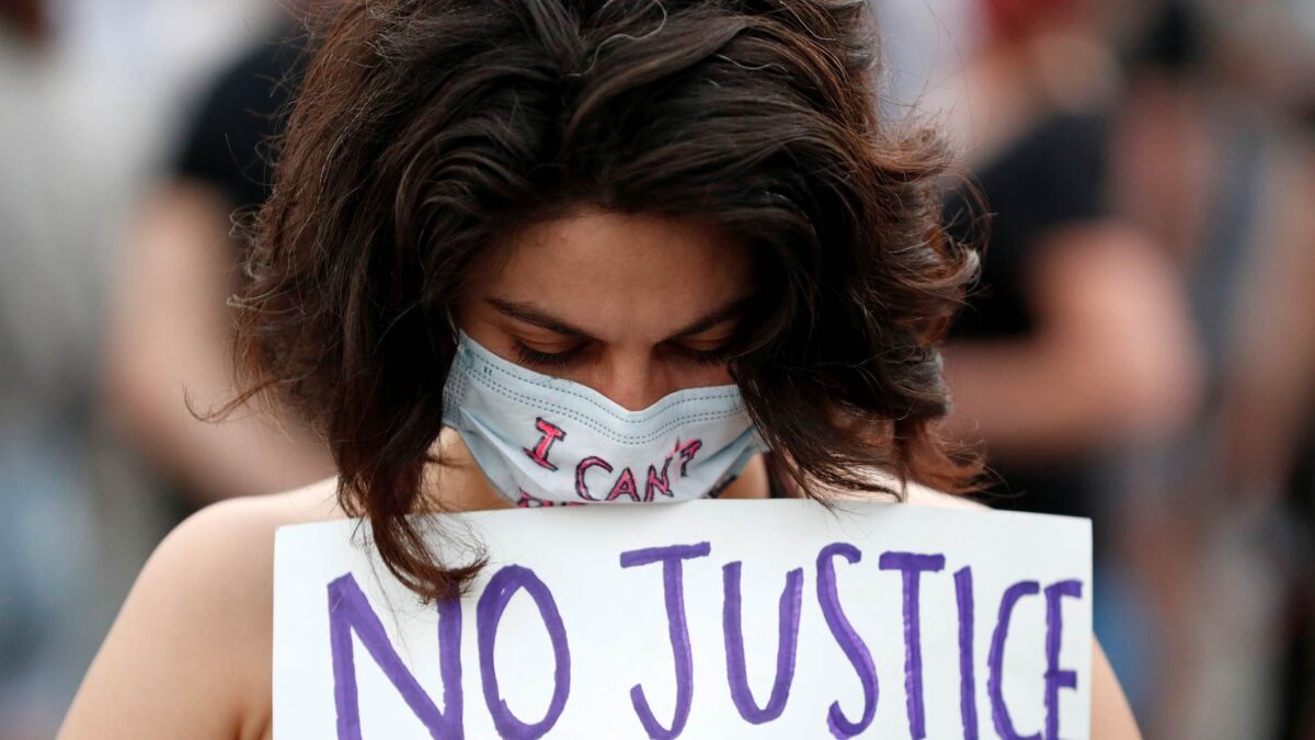 Miles de personas protestan por la muerte de un hombre negro durante su arresto en EEUU