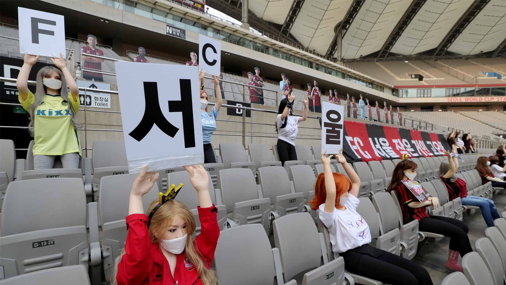 Multa récord para el club de fútbol surcoreano que usó muñecas sexuales como público