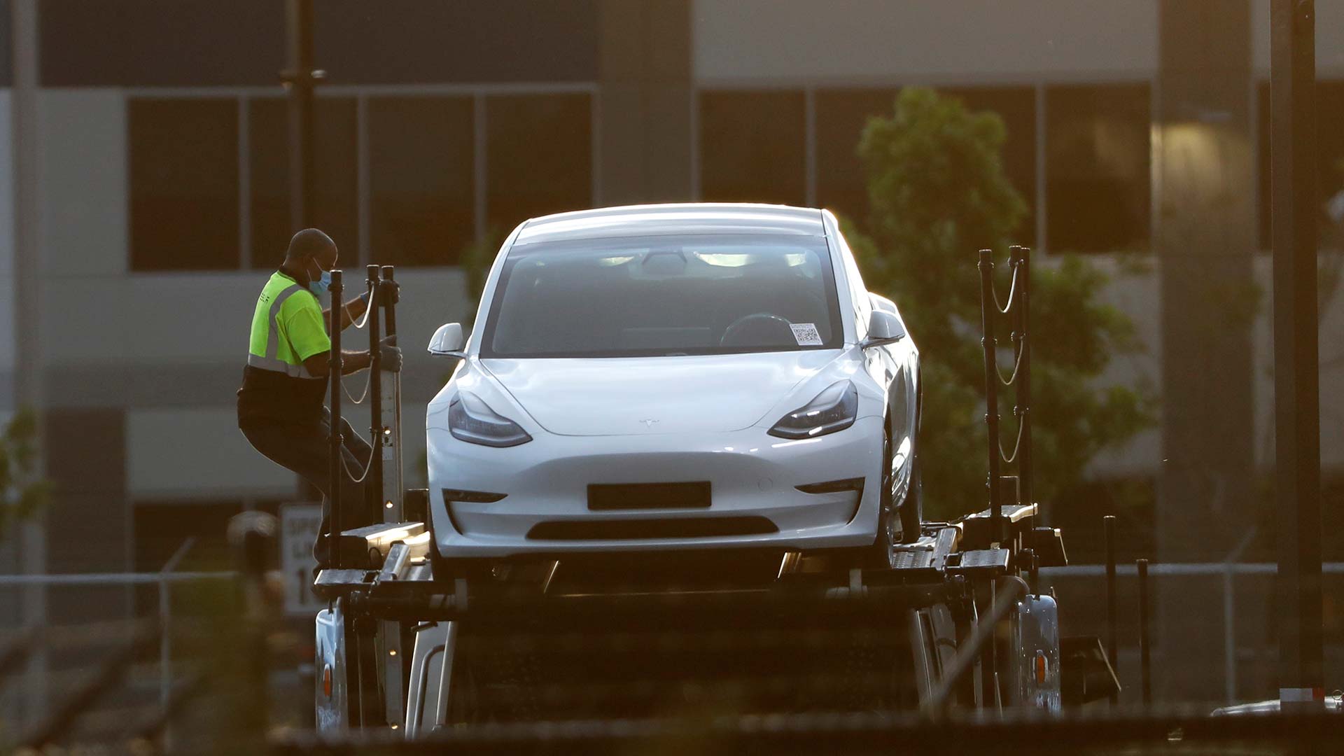 Elon Musk desafía a las autoridades y reanuda la producción de Tesla en su planta de California