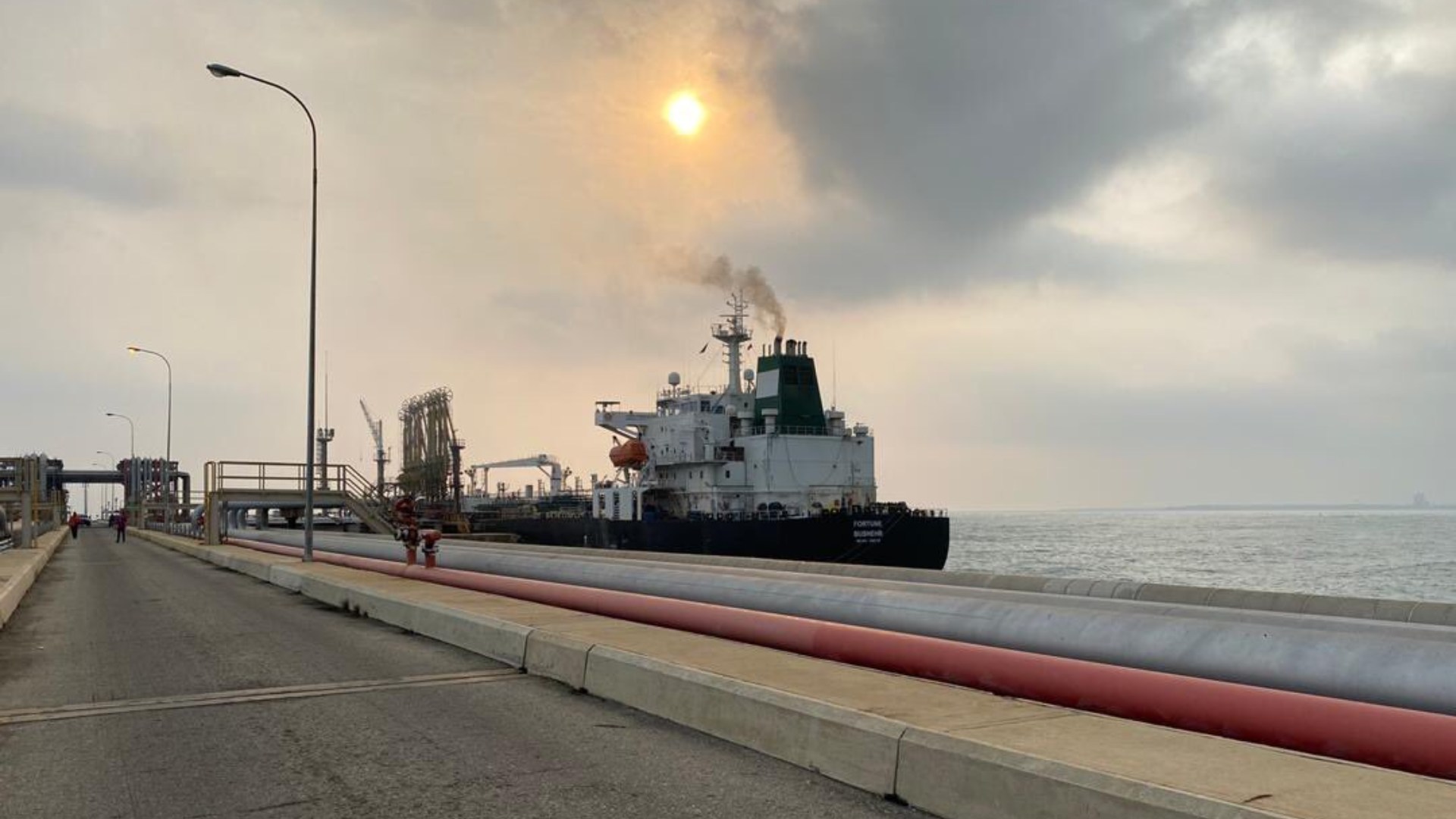 Llega a Venezuela el primer buque iraní, ¿se resolverá la escasez de gasolina?