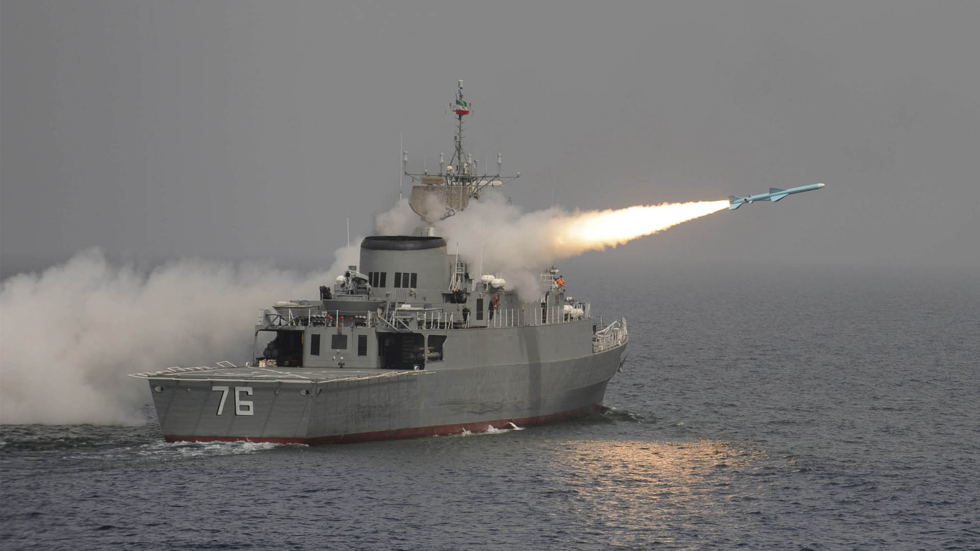 Fuego amigo: Irán lanza un misil contra un buque de guerra de su Armada y mata a 19 marineros por error