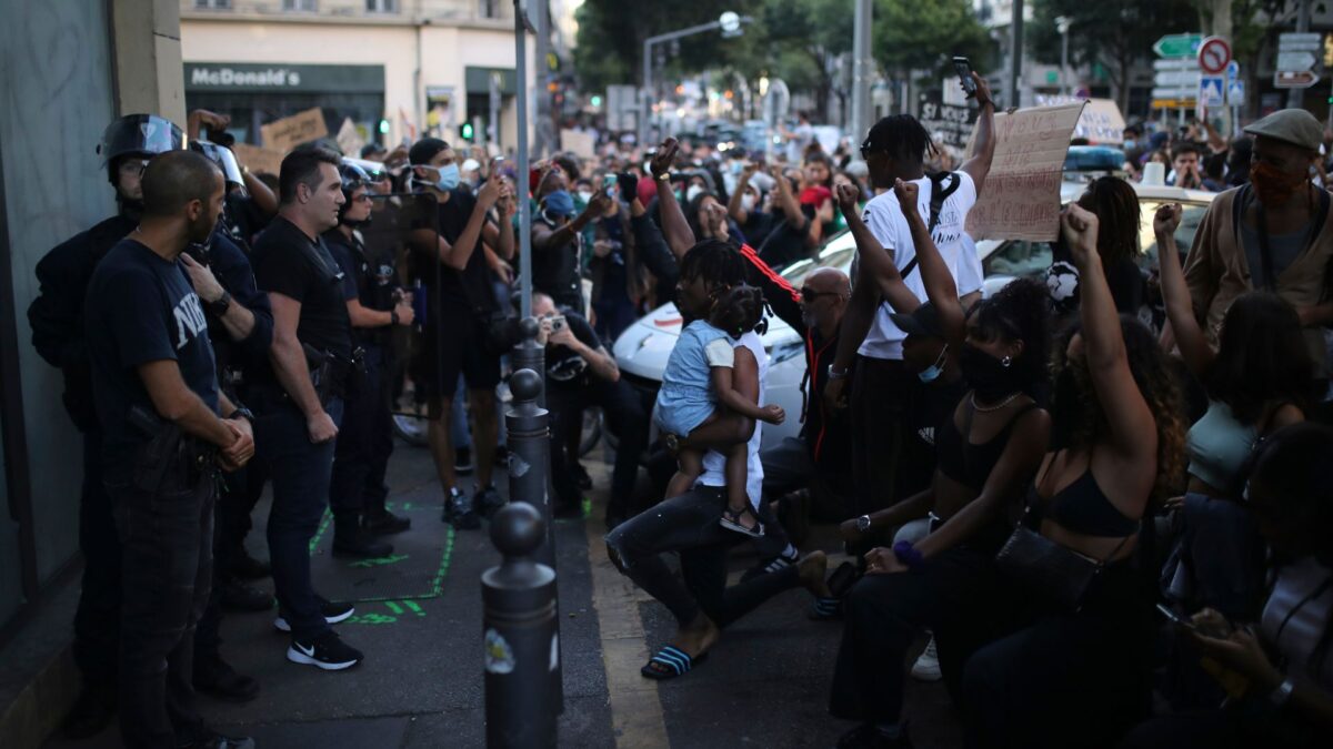 Miles de personas se manifiestan en las calles de París contra el racismo y la violencia policial