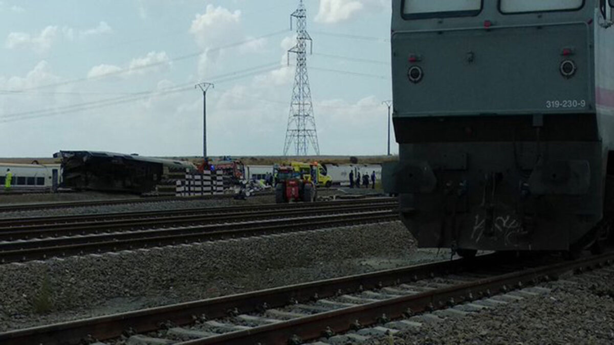 Al menos dos muertos tras el choque de un tren y un coche en Zamora