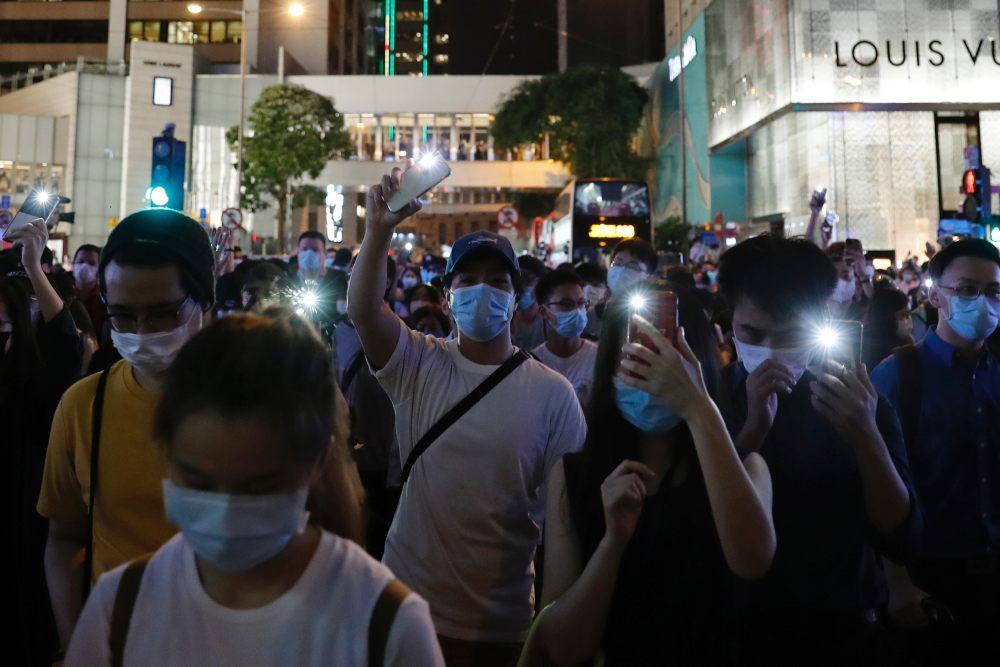 China aprueba una opresiva ley de seguridad en Hong Kong para perseguir a los manifestantes