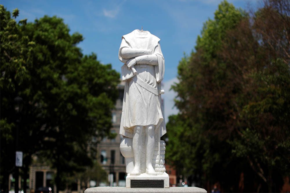 Decapitan una estatua de Cristóbal Colón en Boston por considerarla racista
