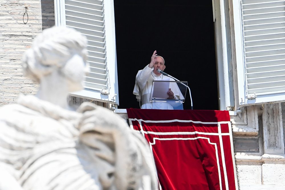 El papa pide tender una mano a los pobres y critica a quienes "no se dejan conmover por la pobreza"