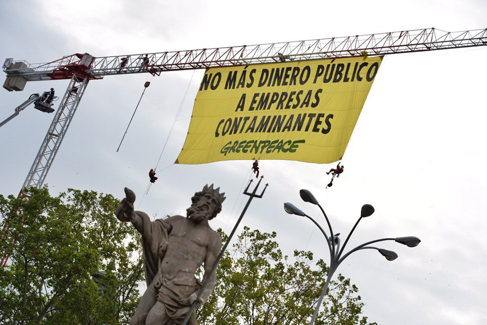 Greenpeace despliega una pancarta contra las ayudas a vehículos contaminantes