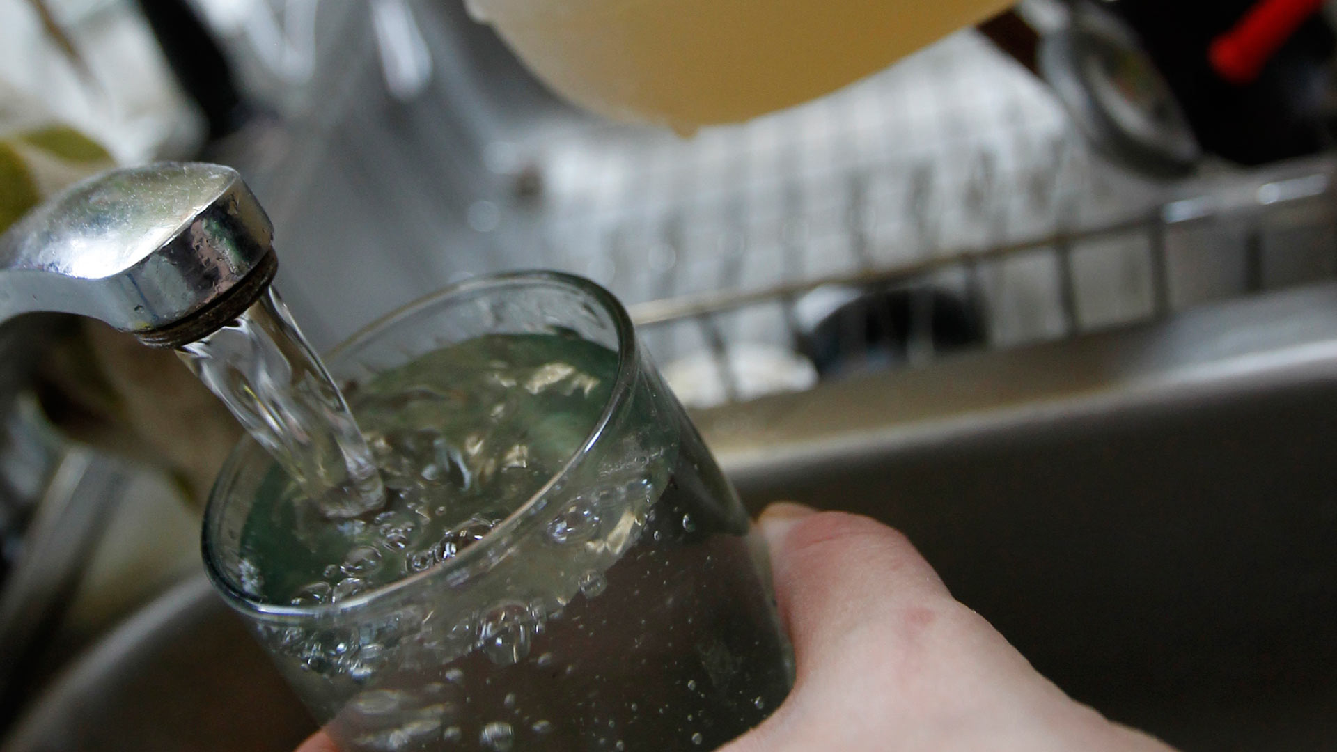 La patronal de la hostelería ve "exagerado" obligar por ley a ofrecer agua del grifo gratis