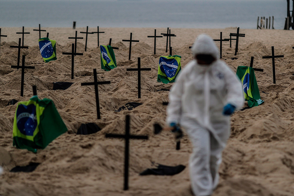 La playa de Copacabana amanece plagada de fosas en tributo a los fallecidos por coronavirus