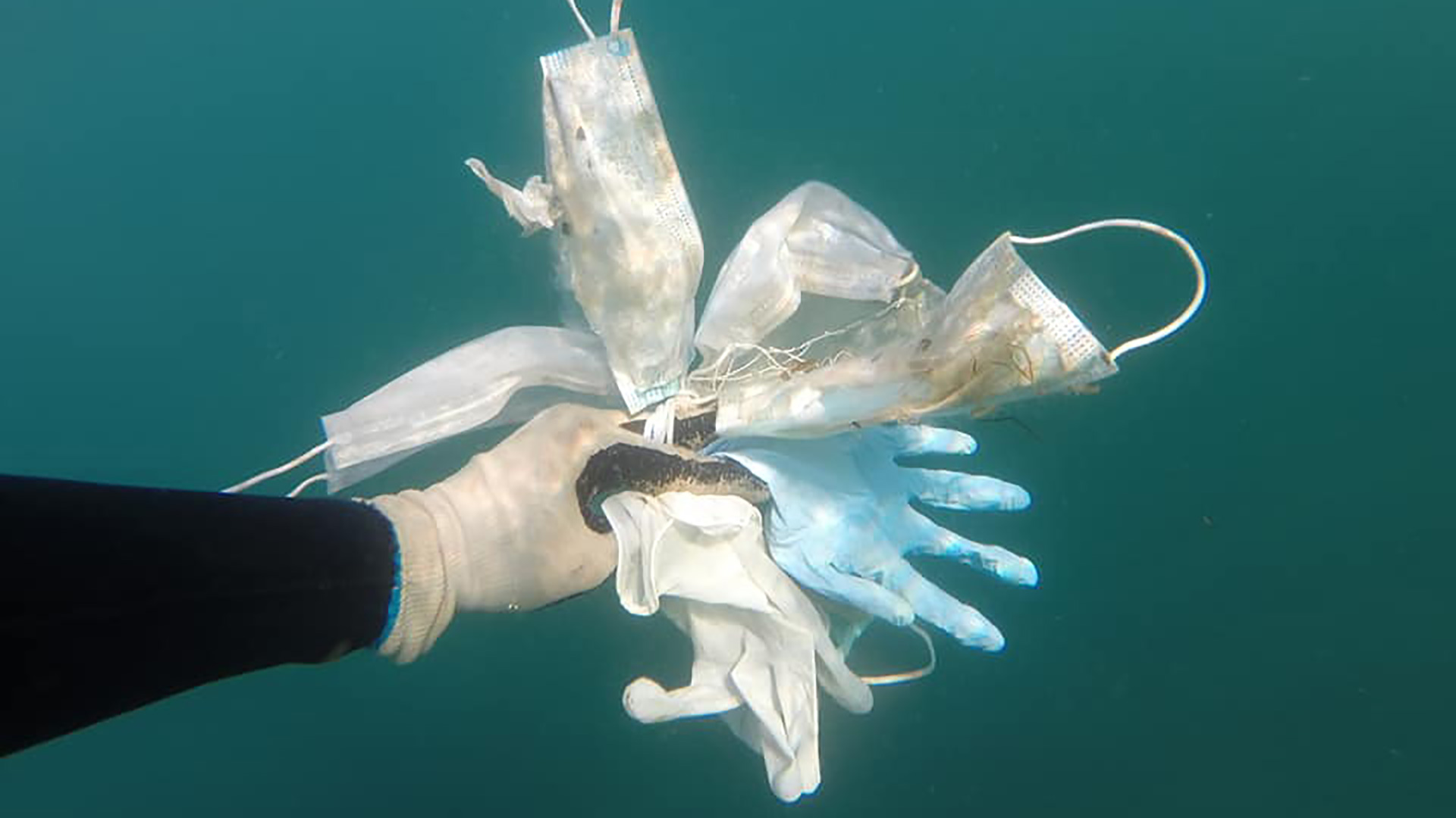 El material sanitario inunda la costa francesa: "Pronto habrá más mascarillas que medusas"