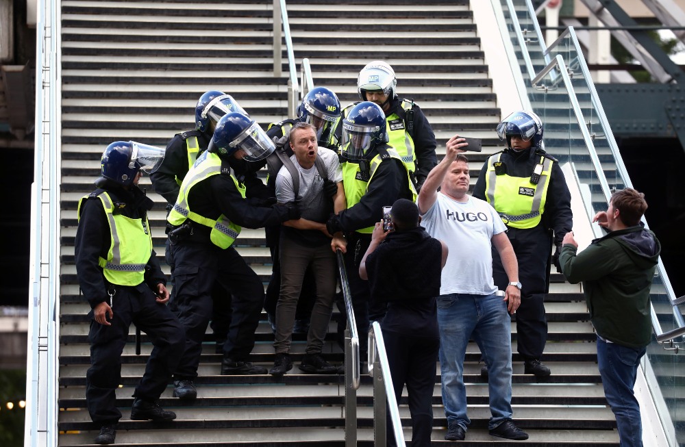 Más de 100 detenidos en las protestas de Londres, en las que activistas de ultraderecha defendían las estatuas