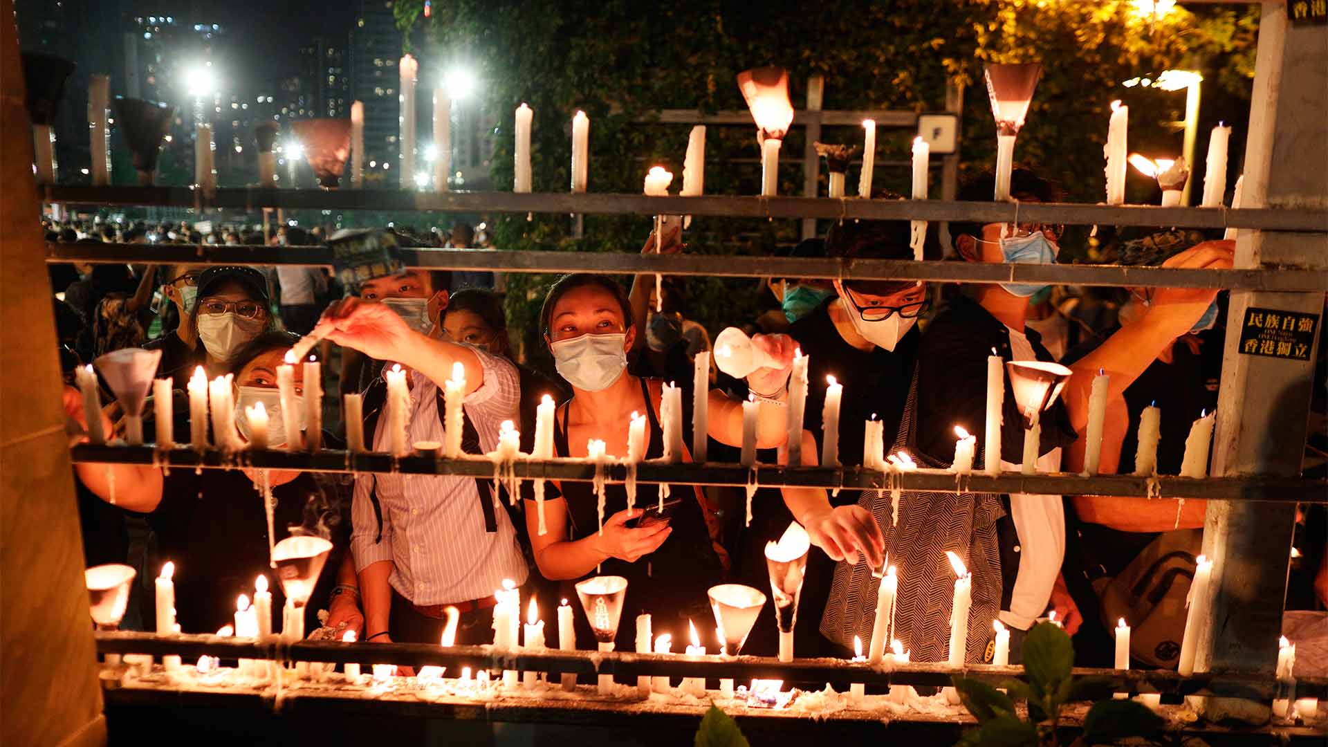 Miles de personas desafían la prohibición en Hong Kong y recuerdan la matanza de Tiananmen