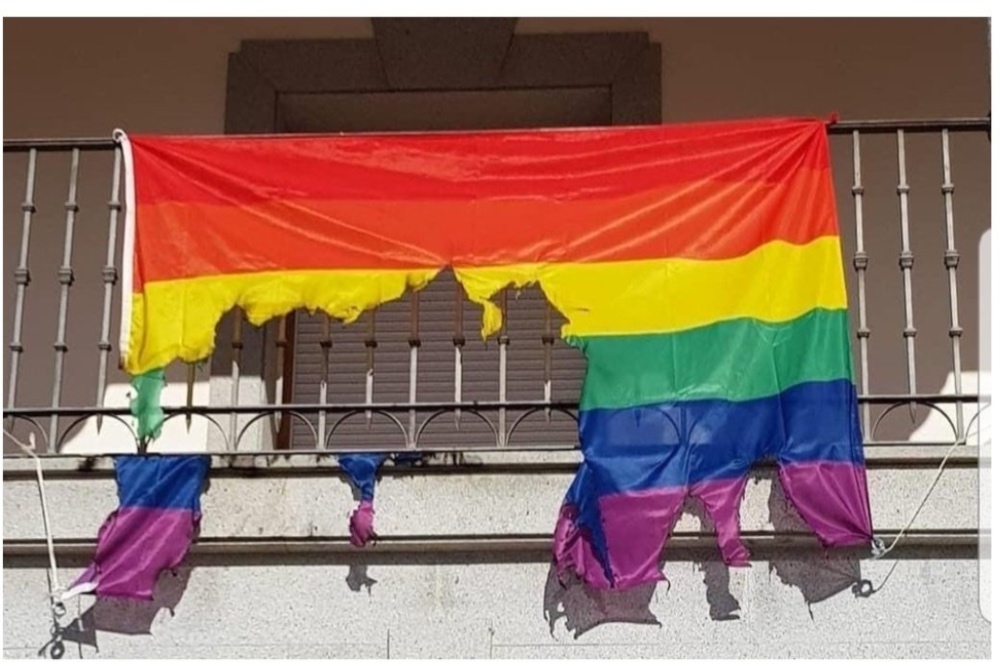 Queman la bandera LGTBI colocada en un ayuntamiento de Toledo