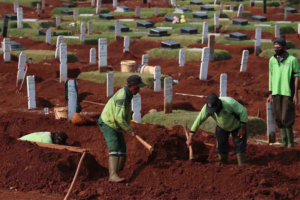 Roban cadáveres de víctimas de COVID-19 en Indonesia para hacer entierros rituales