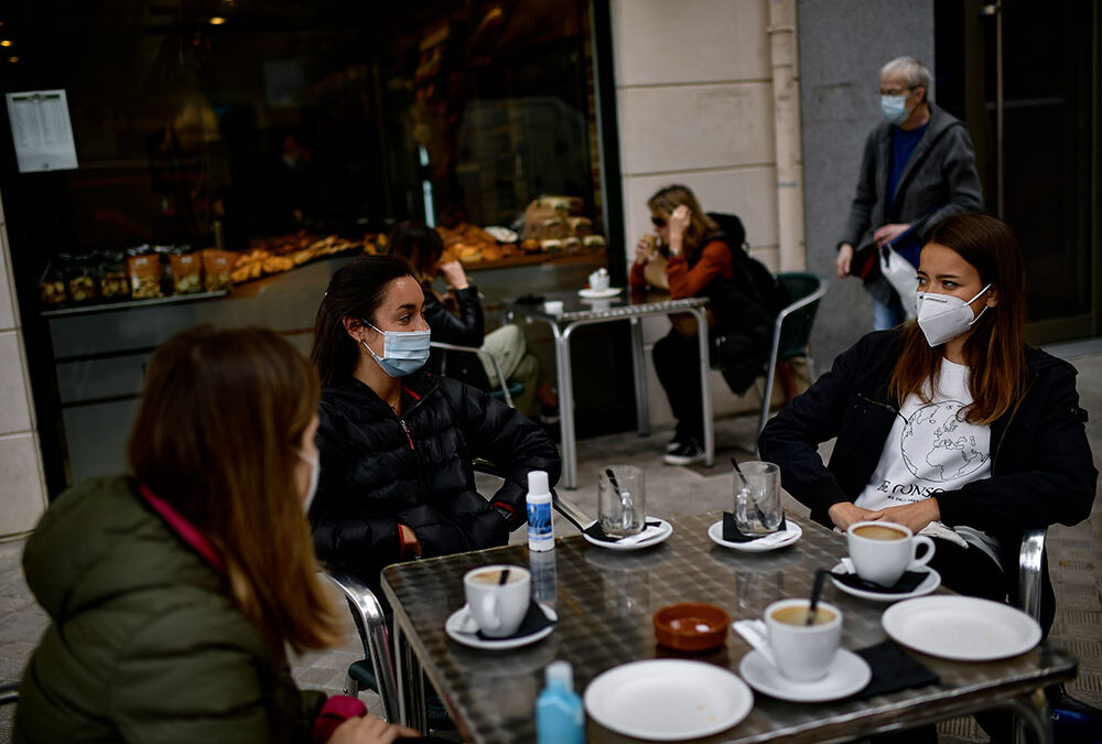 Madrid impone el uso de la mascarilla y restringe a 10 personas los grupos en terrazas y reuniones