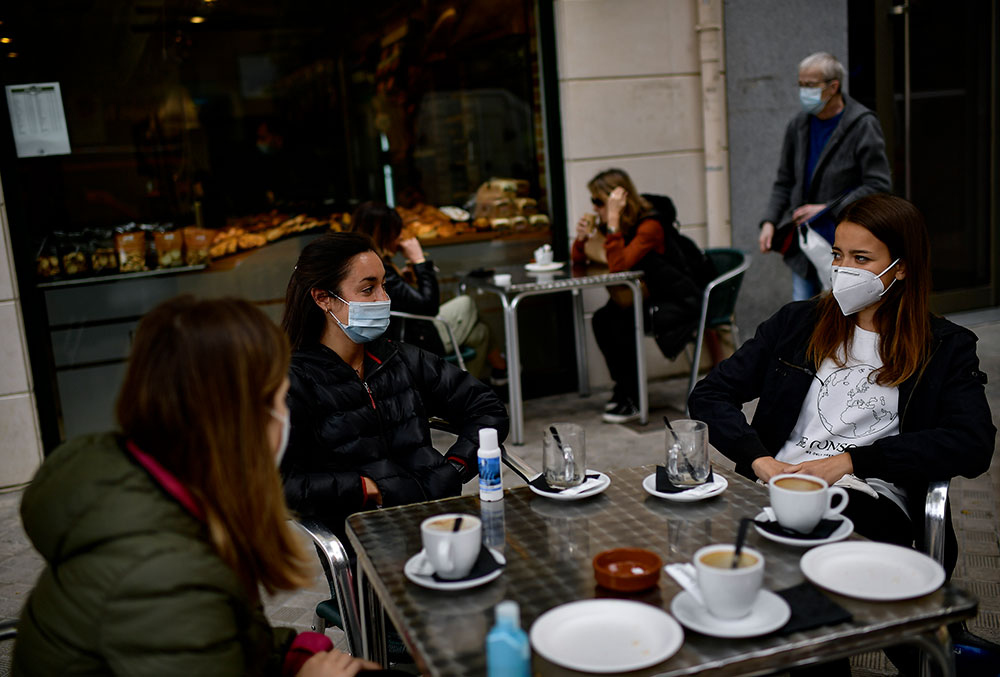 Madrid impone el uso de la mascarilla y restringe a 10 personas los grupos en terrazas y reuniones
