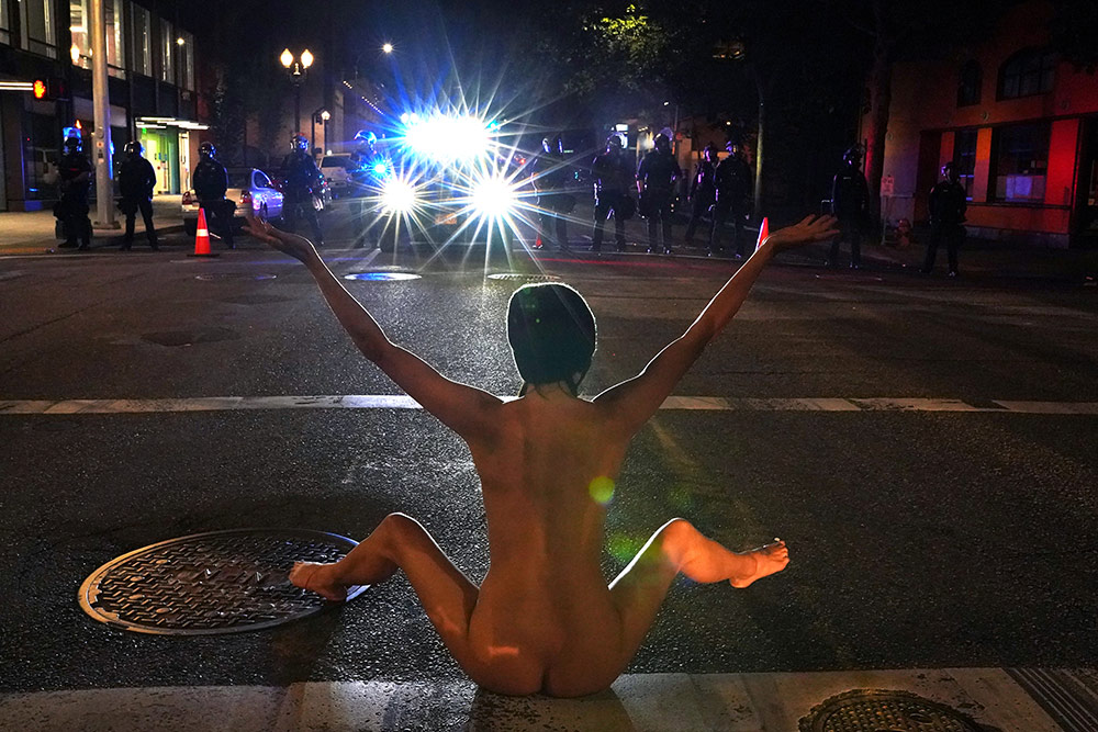 «Atenea Desnuda»: la mujer que baila ballet en medio de las protestas de Portland