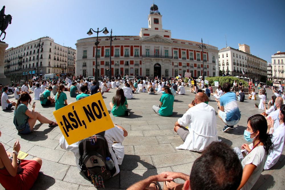 Cientos de médicos MIR protestan contra «la explotación» en su segunda semana de huelga en Madrid