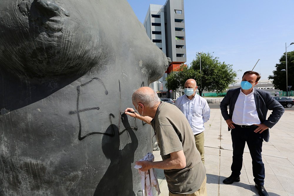 El artista Antonio López repara su propia escultura en Coslada tras un acto vandálico