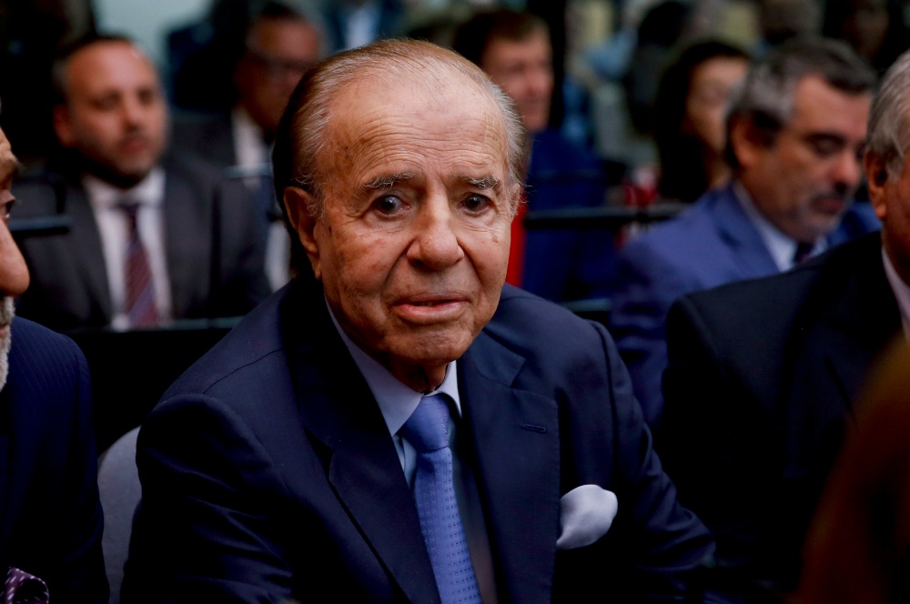 El expresidente argentino Carlos Menem, hospitalizado dos días después de recibir el alta