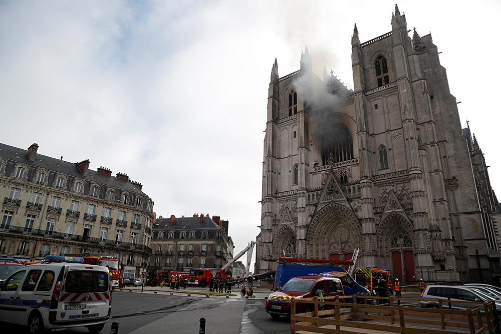 La catedral gótica de Nantes arde por un “incendio voluntario”
