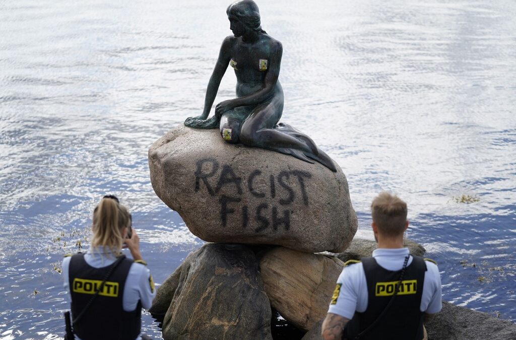 ‘La Sirenita’ de Copenhague amanece con un grafiti en el que se lee «pez racista»
