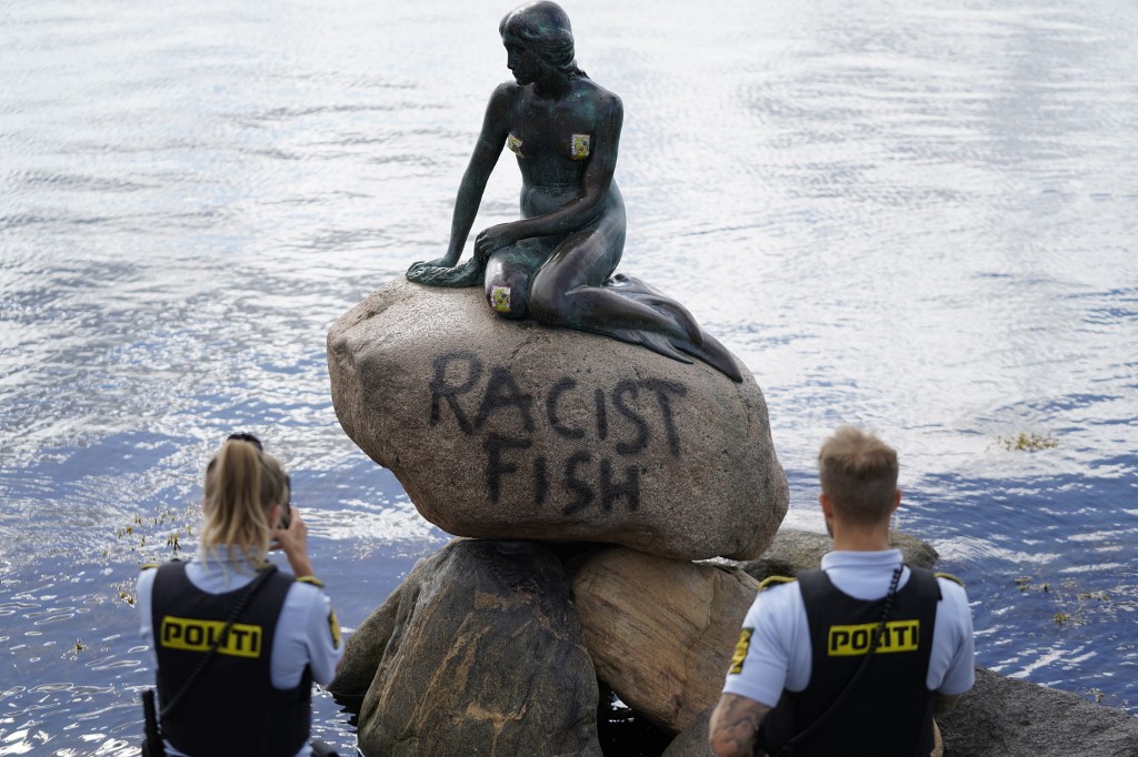 ‘La Sirenita’ de Copenhague amanece con un grafiti en el que se lee «pez racista»