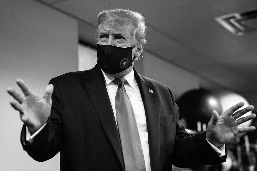 Trump dice ahora que llevar mascarilla es "patriótico" y se luce con ella