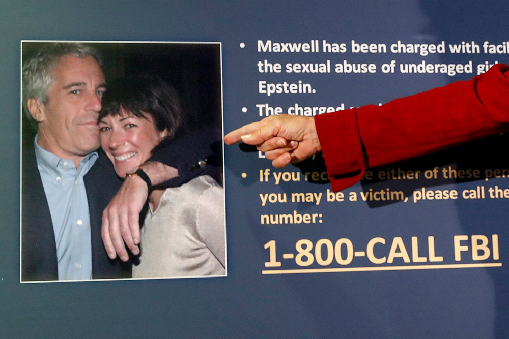 Una serie de nuevos documentos detalla los supuestos abusos de Epstein y Maxwell