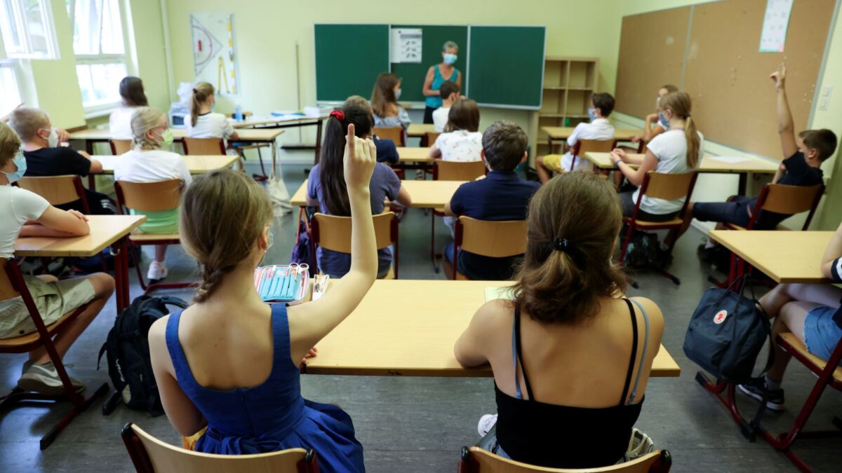 Así es la vuelta a las aulas en Europa: ‘mesas de ayuda’, clases sin mascarilla y mucha ventilación