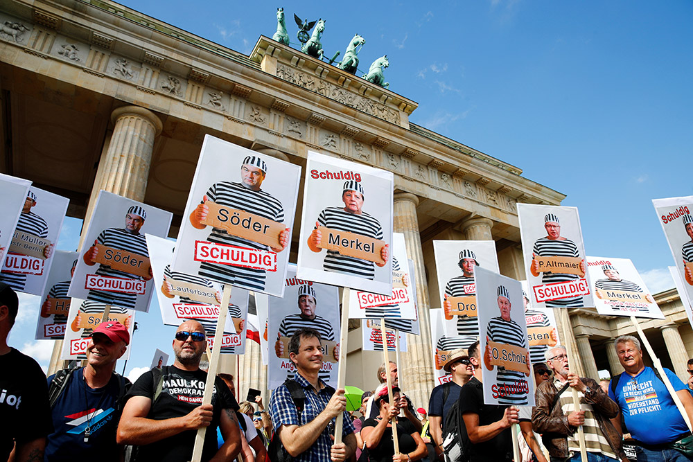 Berlín detiene la desafiante marcha del negacionismo «antimascarilla»