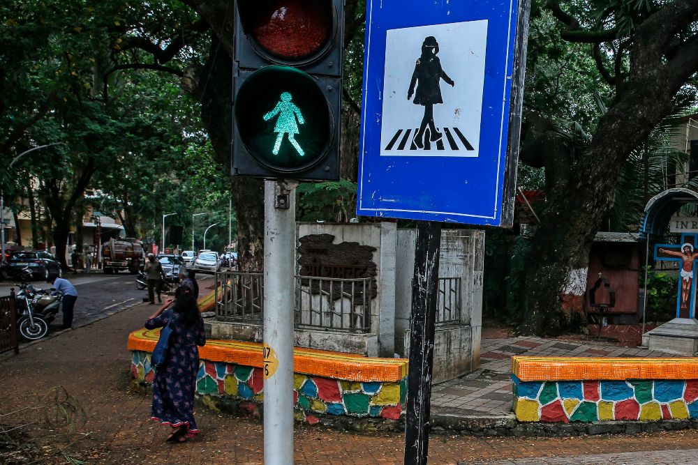 Bombay, la primera ciudad de India que usa siluetas de mujer en semáforos y señales de tráfico
