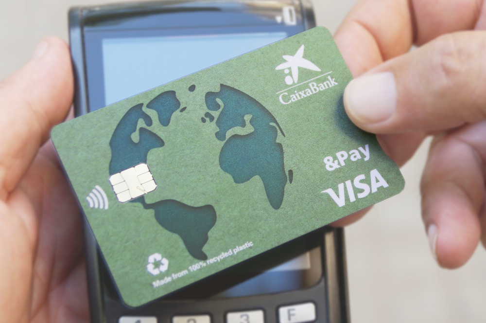CaixaBank lanza la primera tarjeta de crédito en España hecha con plástico 100% reciclado