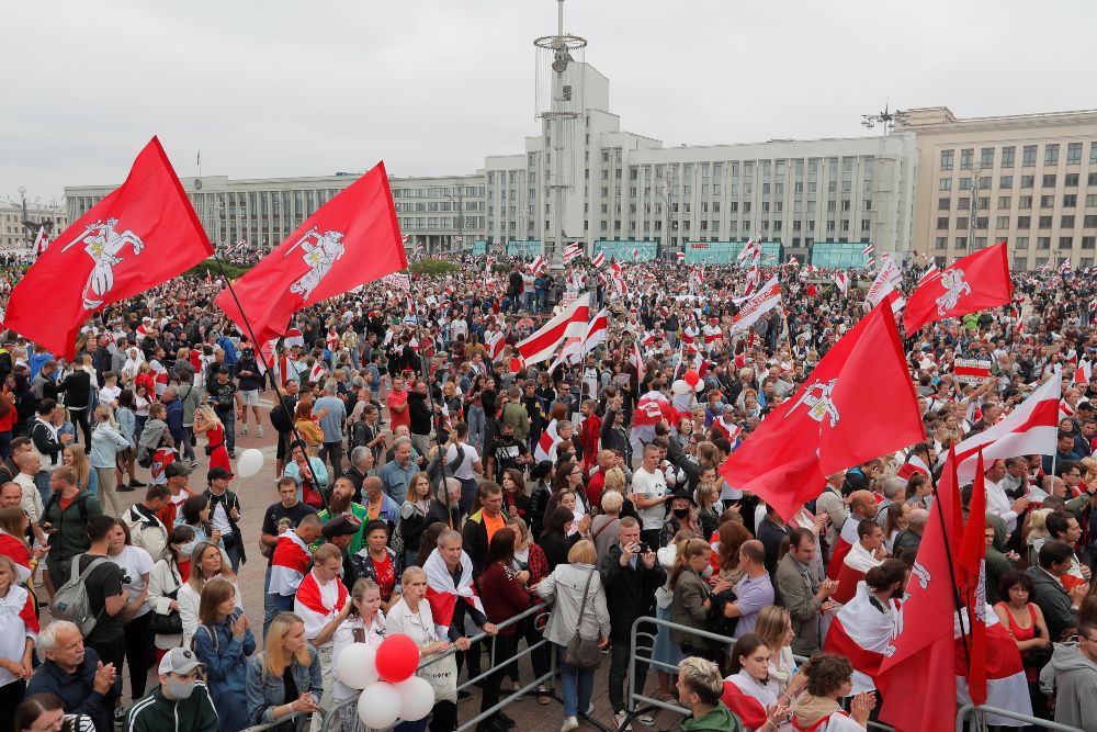 Decenas de miles de personas vuelven a las calles en Bielorrusia en contra de Lukashenko