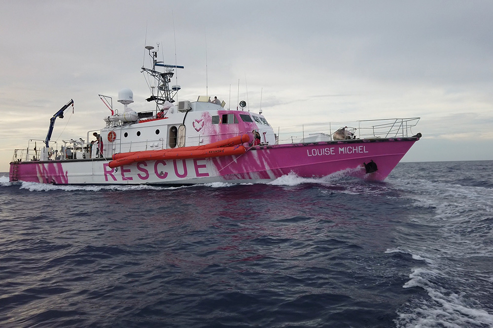 El barco financiado por Banksy pide ayuda con 219 migrantes a bordo