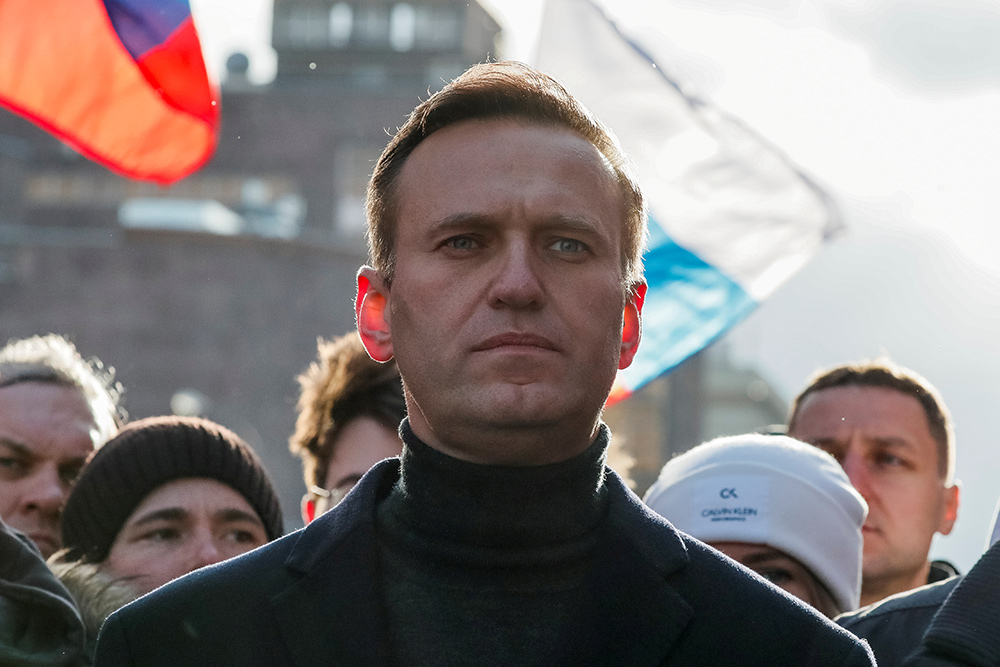 El entorno del opositor ruso Alexéi Navalni asegura que ha sido envenenado