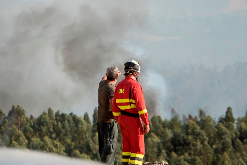 El incendio de Almonaster sigue activo 10.000 hectáreas, 3.000 desalojos y cuatro días después