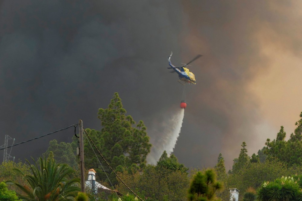 El incendio de La Palma obliga a a confinar un barrio