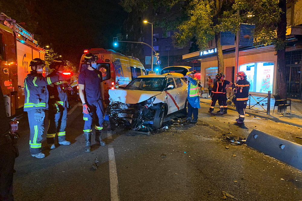 Fallece una mujer atropellada por un taxi que colisionó contra una terraza en Madrid