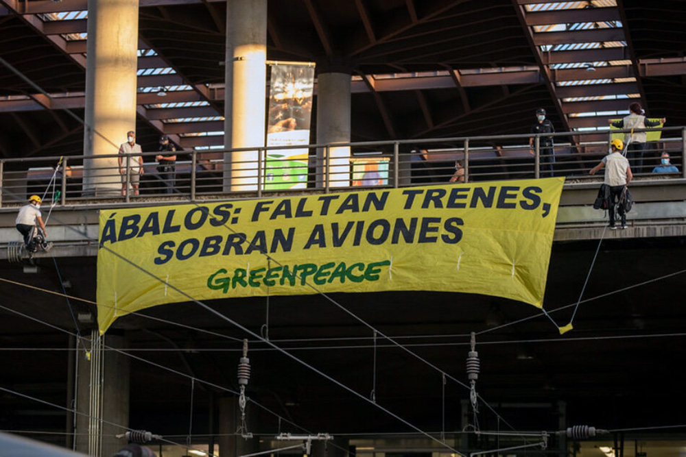 Greenpeace despliega una pancarta en Atocha por «la falta de trenes en verano»