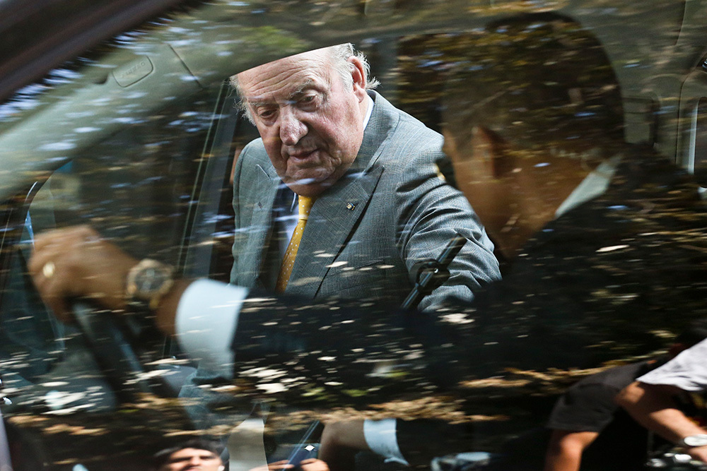 Juan Carlos I abandona España por «ciertos acontecimientos pasados» de su vida privada